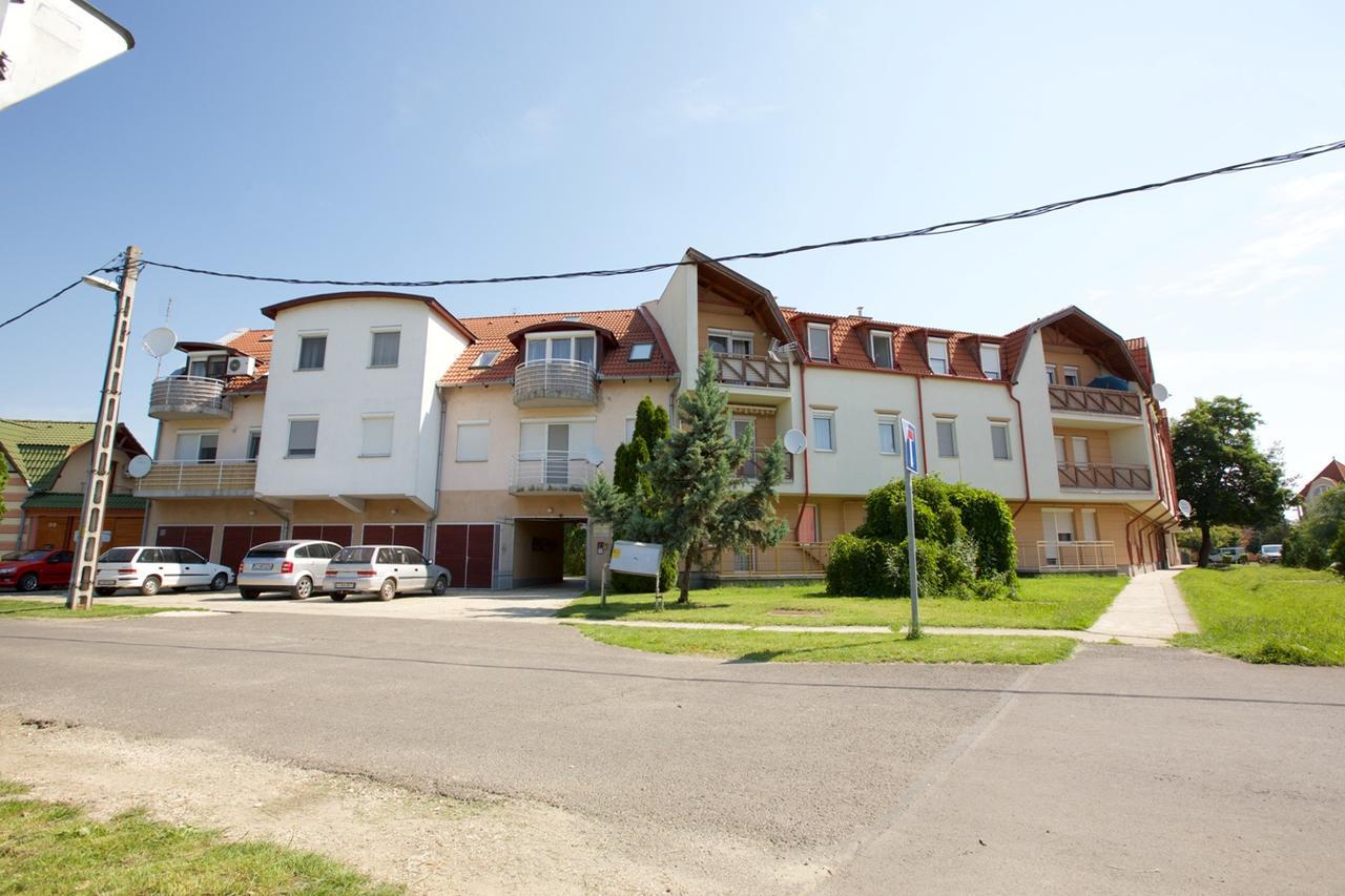 Hajdúszoboszló Zoli Apartmanok-Anita Koelcsey 34-36 מראה חיצוני תמונה